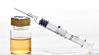  Impfspritze und Impfstoff-Fläschchen, Symbolfoto für Corona-Impfung *** Vaccine syringe and vaccine vials, symbol photo for Corona vaccination