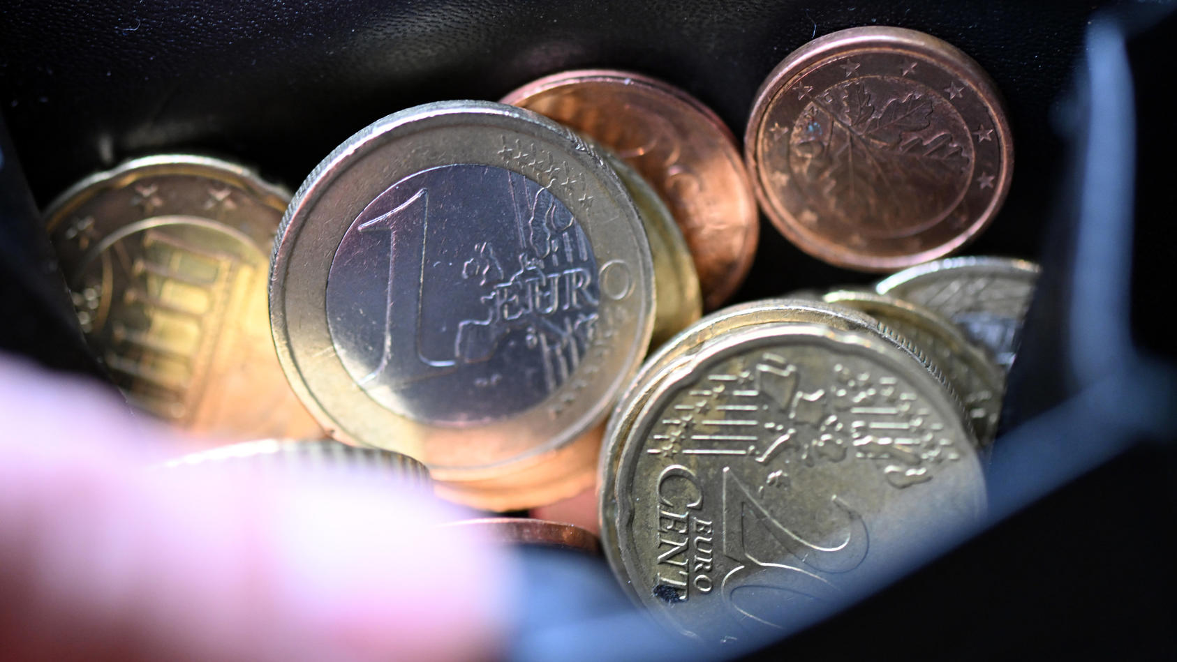ARCHIV - 26.09.2022, Nordrhein-Westfalen, Köln: Geldstücke liegen in einem Portemonaie. Die extrem hohe Inflation bremst Deutschlands Sparer aus. (zu dpa «Hohe Inflation hindert Mehrheit der Menschen am Sparen») Foto: Federico Gambarini/dpa +++ dpa-B