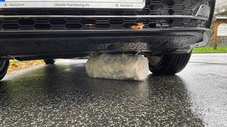 HANDOUT - 21.10.2022, Rheinland-Pfalz, Linz am Rhein: Ein Dönerspieß liegt verkeilt unter einem Auto (beste verfügbare Qualität).    (zu dpa «Dönerspieß verkeilt sich unter Auto») Foto: Polizeiinspektion Linz am Rhein/dpa - ACHTUNG: Nur zur redaktionellen Verwendung im Zusammenhang mit der aktuellen Berichterstattung und nur mit vollständiger Nennung des vorstehenden Credits +++ dpa-Bildfunk +++