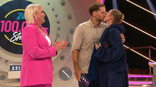 Moderatorin Ulla Kock am Brink freut sich mit Maren und Paul, den beiden Gewinnern der zweiten Folge der Neuauflage der "100.000 Mark Show"