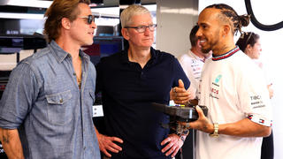 Sport Bilder des Tages Formula 1 2022: United States GP CIRCUIT OF THE AMERICAS, UNITED STATES OF AMERICA - OCTOBER 23: Brad Pitt and Tim Cook speak with Sir Lewis Hamilton, Mercedes AMG, in the Mercedes garage during the United States GP at Circuit of the Americas on Sunday October 23, 2022 in Austin, United States of America. Photo by Steve Etherington / LAT Images Images PUBLICATIONxINxGERxSUIxAUTxHUNxONLY GP2219_183900SNE41068