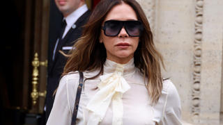 Victoria Beckham: Begeistert von ihrer Denim-Kapsel-Kollektion mit Mia Regan