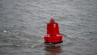 2022-10-23 10:54:08 TERSCHELLING - Bojen auf dem Wattenmeer am zweiten Tag nach dem Bootsunglück auf Terschelling, bei dem ein 46-jähriger Mann aus Sexbierum und ein 57-jähriger Mann aus Leeuwarden ums Leben kamen. ANP JILMER POSTMASCHINE