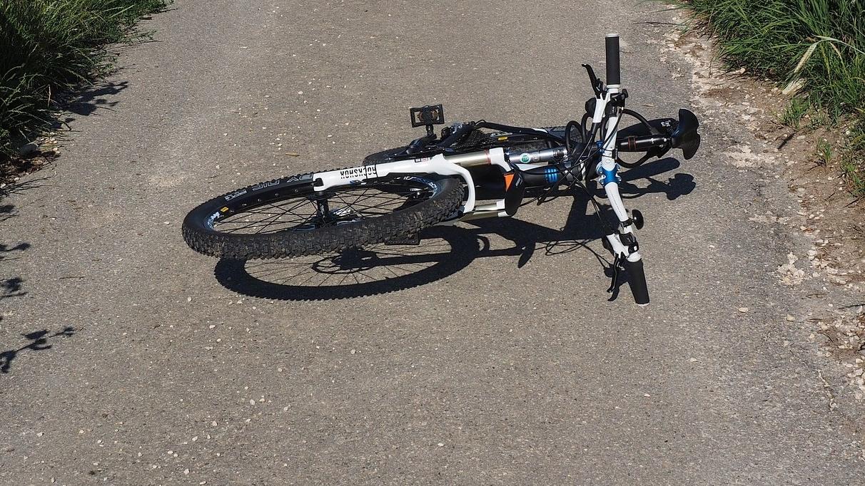 Ein bislang unbekannter Täter schubst einen Jungen von seinem Fahrrad und klaut sein Protemonnaie.