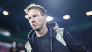 ARCHIV - 19.10.2022, Bayern, Augsburg: Fußball: DFB-Pokal, FC Augsburg - Bayern München, 2. Runde, WWK-Arena. Münchens Trainer Julian Nagelsmann steht vor dem Spiel im Stadion. (zu dpa: «Nagelsmann gegen «Herzensclub» Hoffenheim - «Schöne Auswärtsreise»») Foto: Tom Weller/Deutsche Presse-Agentur GmbH/dpa +++ dpa-Bildfunk +++