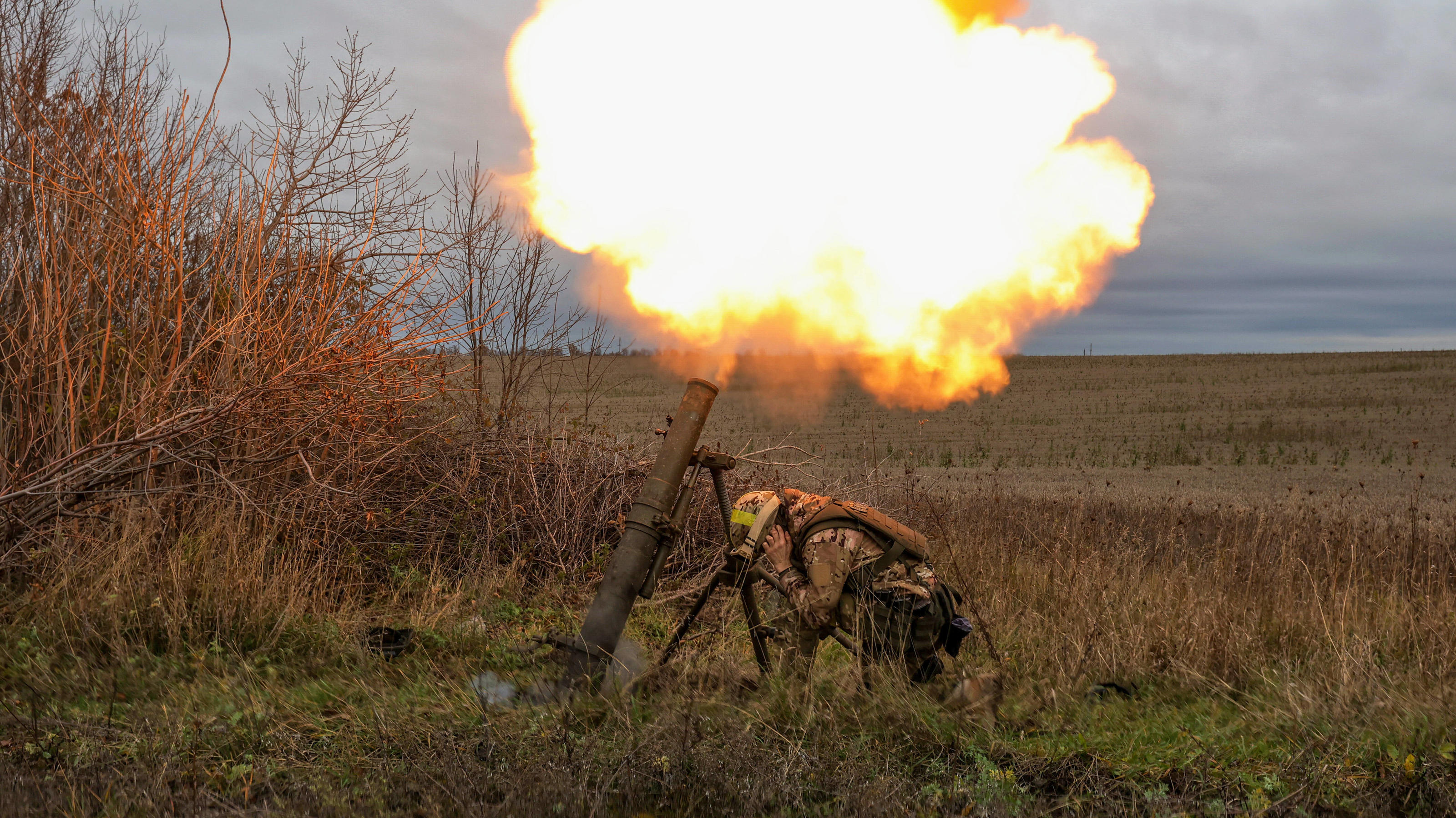  KHARKIV REGION, UKRAINE - OCTOBER 25, 2022 - An artillery unit of Ukraine s National Guard employs a shoot-and-scoot tactic to attack Russian targets with mortar shells, Kharkiv Region, northeastern Ukraine. Ukrainian mortar unit in Kharkiv Region P