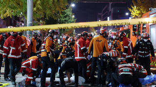 29.10.2022, Südkorea, Seoul: Rettungskräfte und Feuerwehrleute sind an der Unfallstelle im Einsatz. Dutzende Personen haben beim Ansturm auf Halloween-Feierlichkeiten in Seoul einen Herzstillstand erlitten. Wie die südkoreanische Nachrichtenagentur Yonhap berichtete, mussten Notfallkräfte bei mindestens 50 Menschen Wiederbelebungsmaßnahmen durchführen. Foto: Lee Ji-Eun/Yonhap/AP/dpa +++ dpa-Bildfunk +++