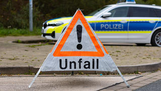  Deutschland 13. Oktober 2022: An einer Straße steht ein faltbares Warndreieck der Polizei mit der Aufschrift Unfall. Im Hintergrund steht ein Einsatzfahrzeug, Streifenwagen der Polizei mit Blaulicht und Schriftzug. Niedersachsen *** Germany 13 October 2022 On a road is a foldable warning triangle of the police with the inscription accident In the background is an emergency vehicle, police patrol car with blue lights and lettering Lower Saxony Copyright: xFotostandx/xGelhotx