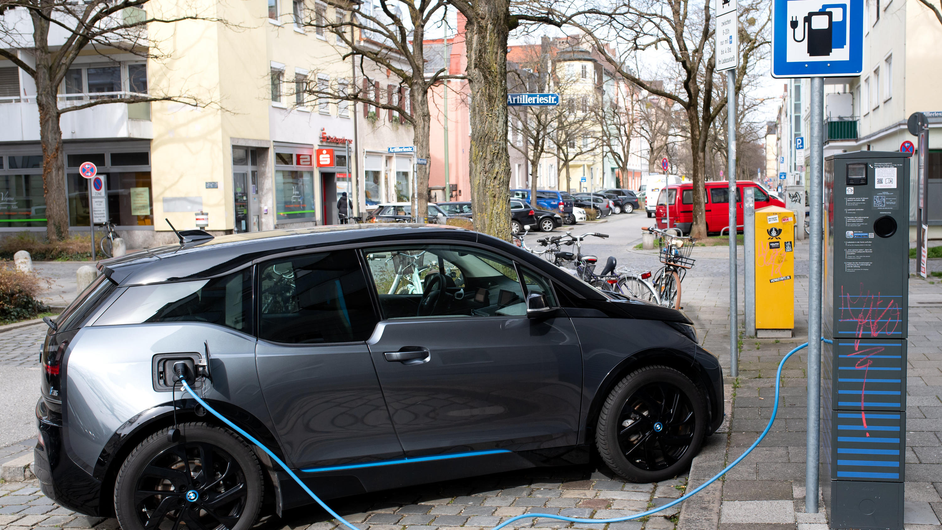 Bayern, Forstinning: Ein Elektroauto (BMW i3) wird an einer Ladesäule geladen. Der ADAC fordert mehr günstigere E-Autos und mehr E-Kleineagen von deutschen Produzenten. (Zu dpa «ADAC fordert mehr E-Kleinwagen aus Deutschland») Fo