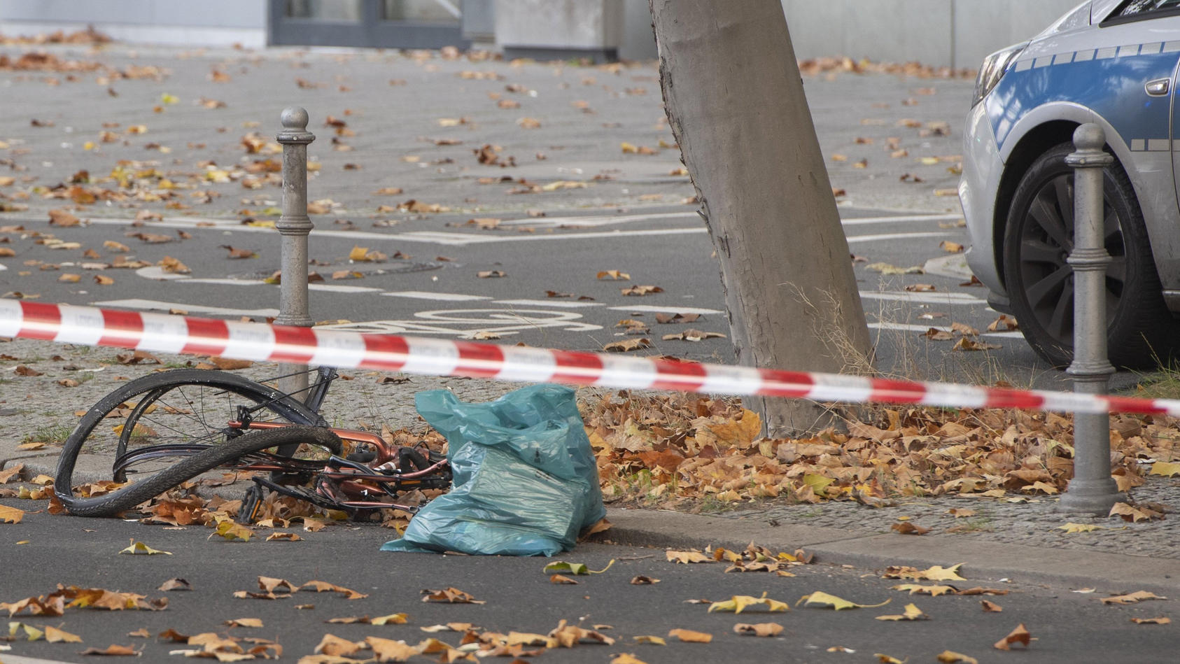 31.10.2022, Berlin: Ein zerstörtes Fahrrad liegt auf der Bundesallee in Berlin-Wilmersdorf. Eine Radfahrerin ist bei dem Verkehrsunfall mit einem Lastwagen lebensgefährlich verletzt worden. Die Verletzte sei unter dem Betonmischer eingeklemmt worden,