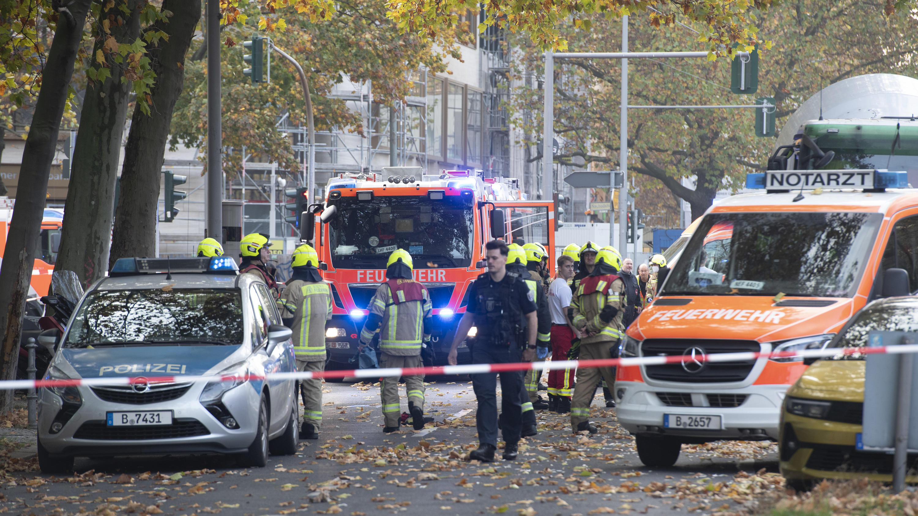 Eine Radfahrerin wurde bei dem Unfall in Berlin lebensgefährlich verletzt. 