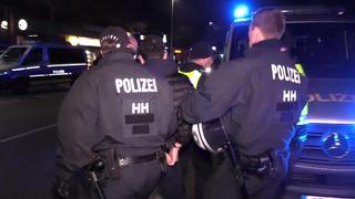 Polizisten im Einsatz in Hamburg-Harburg. Dort waren vorher Böller geflogen.