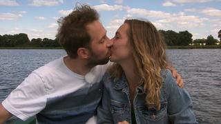 Bauer Arne küsst seine Hofdame Antje