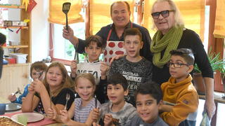 Schmuck-Unternehmer Thomas Sabo, RTL-Charity-Chef Wolfram Kons und teilnehmende Kinder des Projekts "Gesundes Essen für alle"