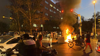 19.09.2022, Iran, Teheran: Auf diesem Foto vom Montag, 19. September 2022, das von einer nicht bei Associated Press angestellten Person aufgenommen und von AP außerhalb des Irans beschafft wurde, brennen ein Polizeimotorrad und ein Mülleimer während eines Protests gegen den Tod von Mahsa Amini, einer 22-jährigen Frau, die von der Sittenpolizei des Landes inhaftiert worden war, in der Innenstadt von Teheran. Studierende haben an verschiedenen Universitäten im Iran ihren Protest gegen den repressiven Führungskurs des Landes fortgesetzt. An mehreren Hochschulen der Hauptstadt Teheran zeigten junge Frauen und Männer am Montag ihren Unmut gegen das islamische Regierungssystem, wie iranische Medien berichteten. Foto: Uncredited/AP/dpa +++ dpa-Bildfunk +++