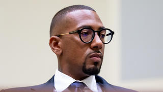 02.11.2022, Bayern, München: Der Fußball-Profi und ehemalige Nationalspieler Jerome Boateng kommt zu Beginn der Fortsetzung im Berufungsprozess in den Gerichtssaal des Landgericht München I. Boateng ist angeklagt seine Ex-Freundin 2018 in einem gemeinsamen Karibik-Urlaub geschlagen zu haben. Er wurde deshalb im vergangenen Jahr zu einer Geldstrafe von 1,8 Millionen Euro verurteilt. Gegen diese Entscheidung des Amtsgerichts München legten er, die Staatsanwaltschaft und seine Ex-Freundin als Nebenklägerin Berufung ein. Foto: Sven Hoppe/dpa +++ dpa-Bildfunk +++