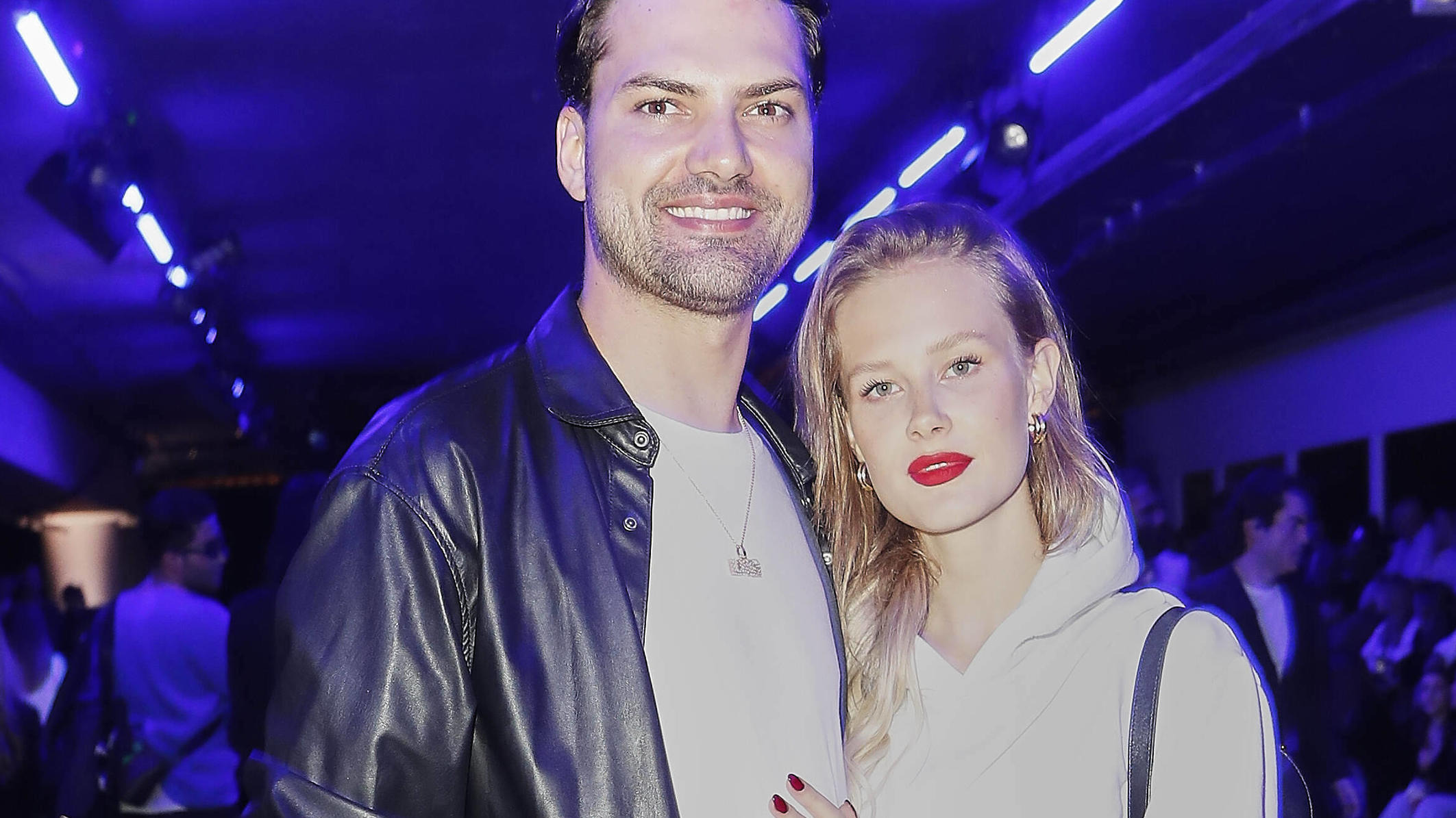  QS by s.Oliver x BVG Fashion Show Jimi Blue Ochsenknecht mit Frau Laura-Marie Geissler QS by s.Oliver x BVG Fashion Show in The Tunnel S-Bahn am Potsdamer Platz in Berlin am 18.10.2022 *** QS by s Oliver x BVG Fashion Show Jimi Blue Ochsenknecht wit