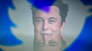 News Bilder des Tages October 28, 2022, Clermont Ferrand, Auvergne Rhone Alpes, France: Elon Musk completes $44 billion deal to own Twitter. Elon Musk has officially taken control of the social network and already fired leaders. The bird is freed , he tweeted soon after the announcement. Stock pictures - Clermont-Ferrand, October 28, 2022. Clermont Ferrand France - ZUMAf173 20221028_zip_f173_002 Copyright: xAdrienxFillonx