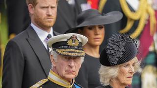 19.09.2022, Großbritannien, London: König Charles III. (vorne l), Königsgemahlin Camilla, Prinz Harry (hinten l, Herzog von Sussex, und Meghan, Herzogin von Sussex, schauen zu, wie der Sarg von Königin Elizabeth II. nach dem Staatsbegräbnis in der Westminster Abbey im Zentrum Londons in den Leichenwagen gelegt wird. Foto: Martin Meissner/Pool AP/dpa +++ dpa-Bildfunk +++