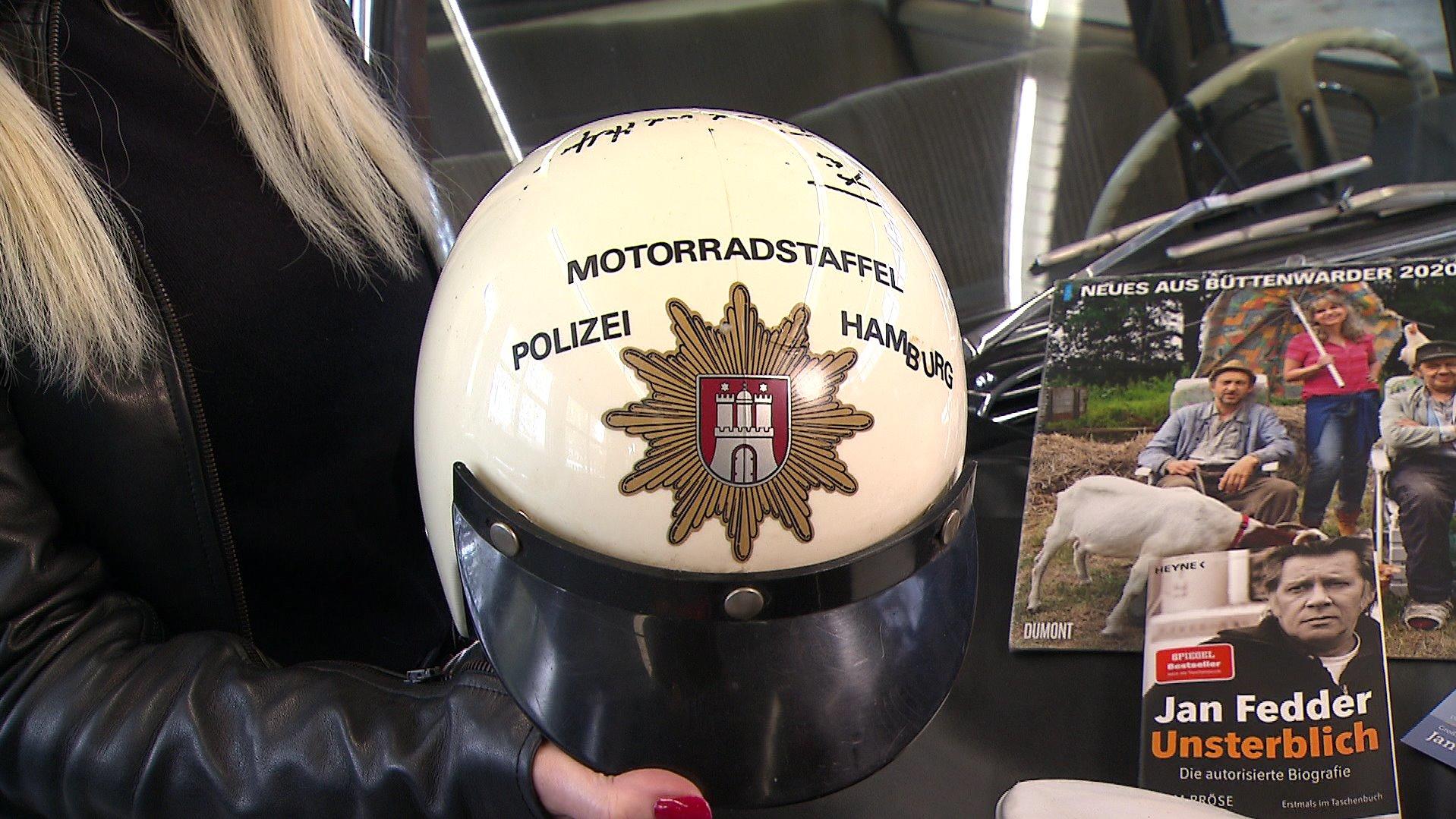 Auf der Rückseite dieses Helmes ist eine persönliche Widmung von Regisseur Jürgen Roland, der Jan Fedder für das Großstadtrevier entdeckt hat.