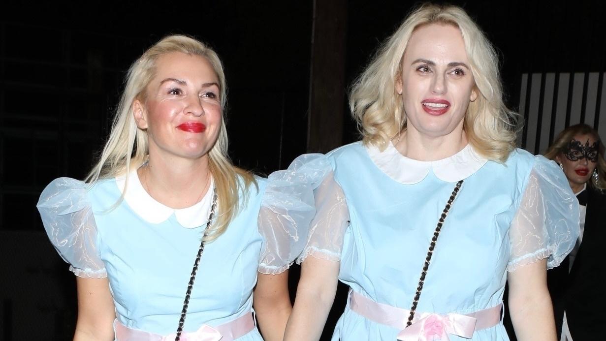 Rebel Wilson und Freundin Ramona Agruma auf einer Halloween-Party