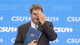 News Bilder des Tages Parteitag der CSU 2022 in Augsburg Markus Söder, Parteivorsitzender, unmittelbar nach seiner Rede vor dem ParteitagParteitag der CSU 2022 in Augsburg Markus Söder, Parteivorsitzender, unmittelbar nach seiner Rede vor dem Parteitag, Augsburg Bayern Deutschland Messe *** Party Congress of the CSU 2022 in Augsburg Markus Söder, party leader, immediately after his speech before the party Congress Party Congress of the CSU 2022 in Augsburg Markus Söder, party leader, immediately after his speech before the party Congress, Augsburg Bavaria Germany Fair