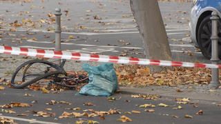 31.10.2022, Berlin: Ein zerstörtes Fahrrad liegt auf der Bundesallee in Berlin-Wilmersdorf. Drei Tage nach dem Unfall mit einem Betonmischer in Berlin ist die lebensgefährlich verletzte Radfahrerin für hirntot erklärt worden. Die 44-Jährige war am vergangenen Montag in der Bundesallee in Berlin-Wilmersdorf von dem Lastwagen erfasst und überrollt worden. Der Unfall hat für bundesweites Aufsehen und Diskussionen gesorgt. Denn ein Spezialfahrzeug, das helfen sollte, die Verletzte unter dem Lkw zu befreien, stand nach Angaben der Feuerwehr in einem Stau auf der Stadtautobahn. Dieser soll durch eine Aktion der Klima-Protestgruppe «Letzte Generation» ausgelöst worden sein. Foto: Paul Zinken/dpa +++ dpa-Bildfunk +++