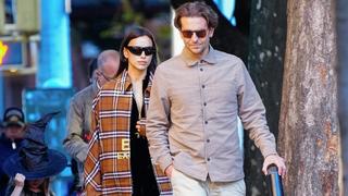 SONDERKONDITIONEN: MINDESTHONORAR: New York, NY - *EXCLUSIVE* - Back together? Supermodel Irina Shayk all smiles as she looks into Bradley Cooper's eyes when walking their daughter Lea to a Halloween party in New York City. The couple looked happy during the family stroll with Bradley taking the lead and Irina following in tow.PICS TAKEN: 10/27/2022Pictured: Irina Shayk, Bradley Cooper, Lea de SeineBACKGRID USA 28 OCTOBER 2022 USA: +1 310 798 9111 / usasales@backgrid.comUK: +44 208 344 2007 / uksales@backgrid.com*UK Clients - Pictures Containing ChildrenPlease Pixelate Face Prior To Publication*