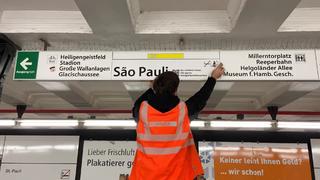 Aus der Bahnstation St. Pauli wird in Hamburg in der Nacht zu Montag São Pauli.