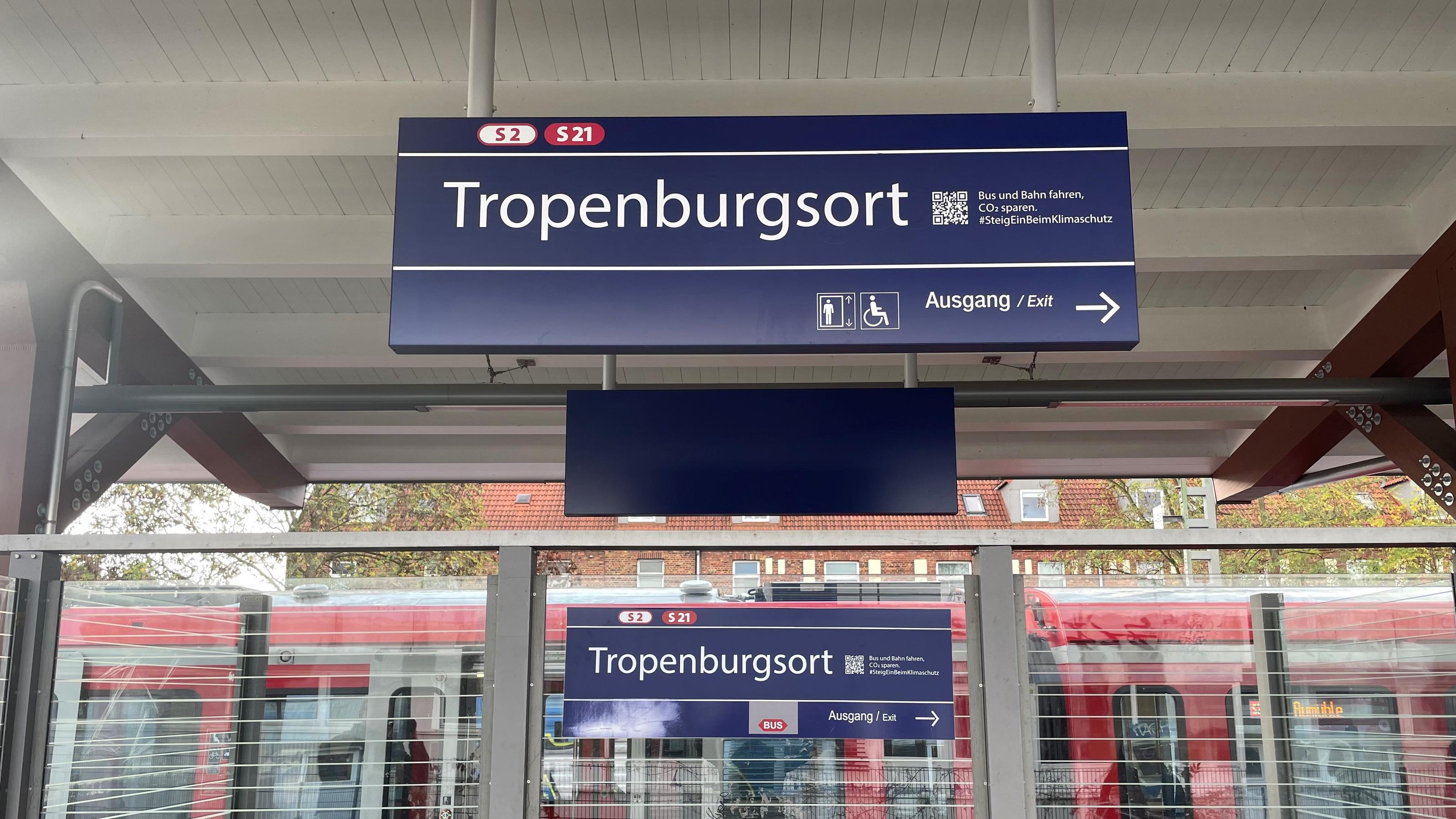 In Hamburg wurden viele Bahn- und Busstationen für zwei Tage umbenannt.