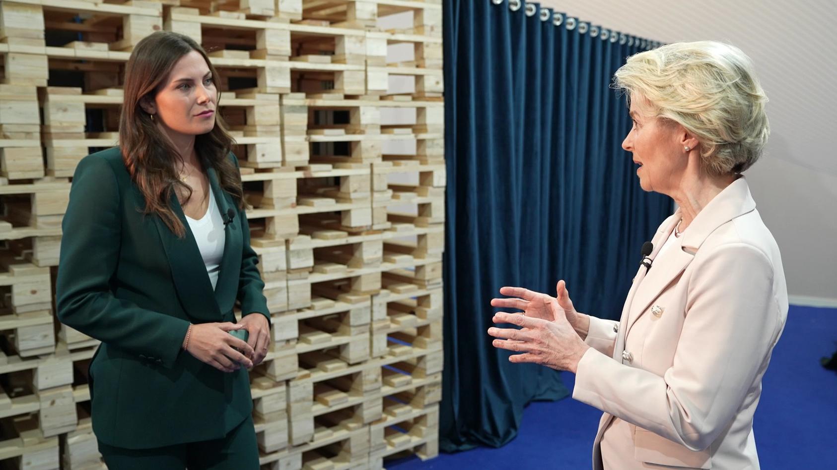 Die Präsidentin der EU-Kommission, Ursula von der Leyen (CDU) im Gespräch mit RTL-Reporterin Clara Pfeffer.