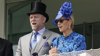 ARCHIV - 04.06.2022, Großbritannien, Surrey: Zara Tindall (r), Tochter von Prinzessin Anne und Enkelin der Queen, und Ehemann Mike Tindall, Rugbyspieler aus England, sehen sich am Derbytag während des Cazoo Derby Festival 2022 auf der Rennbahn von Epsom, am dritten Tag der Feierlichkeiten zum Platinjubiläum der Queen, ein Rennen an. Mike Tindall, nimmt an der TV-Show «I'm a Celebrity· Get Me Out Of Here!» teil, wie der Sender ITV am Montagabend mitteilte. Die Show wird erstmals seit Beginn der Corona-Pandemie wieder in Australien gefilmt. Zuletzt fanden die Dreharbeiten in Wales statt. Foto: Andrew Matthews/PA Wire/dpa +++ dpa-Bildfunk +++