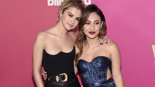 Selena Gomez und Francia Raisa beim Billboard Women in Music Event am 30. November 2017 in Los Angeles.