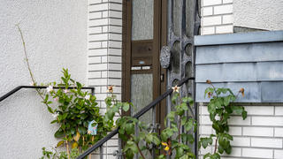 07.11.2022, Nordrhein-Westfalen, Attendorn: Blick auf das Haus im sauerländischen Attendorn, in dem ein achtjähriges Mädchen fast sein gesamtes Leben lang  festgehalten worden sein soll. Gegen die Mutter des Kindes und die Großeltern ermittelt die Staatsanwaltschaft in Siegen wegen Freiheitsberaubung und Misshandlung von Schutzbefohlenen. Foto: Markus Klümper/dpa +++ dpa-Bildfunk +++