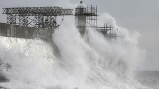 News Themen der Woche KW44 Ferocious waves crash over Porthcawl Lighthouse and pier as Storm Claudio brings heavy rain and strong winds across the UK Where: Porthcawl, Wales, United Kingdom When: 02 Nov 2022 Credit: Joann Randles/Cover Images PUBLICATIONxNOTxINxUKxFRA Copyright: xx 52136015