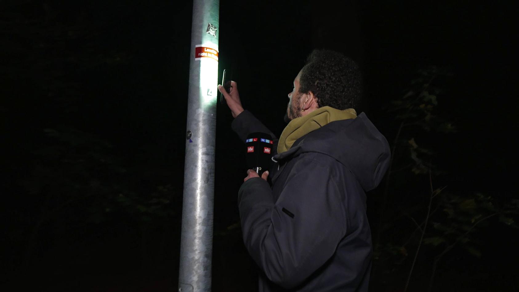 Behördenirrsinn in Hamburger Park bringt kein Licht ins Dunkel - dabei stehen die Laternen schon.