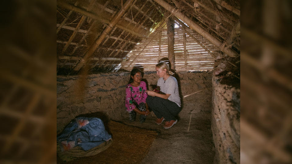 Janin Ullmann mit Manisha (14) in dem Ziegenstall, in dem sie während ihrer Periode lebt