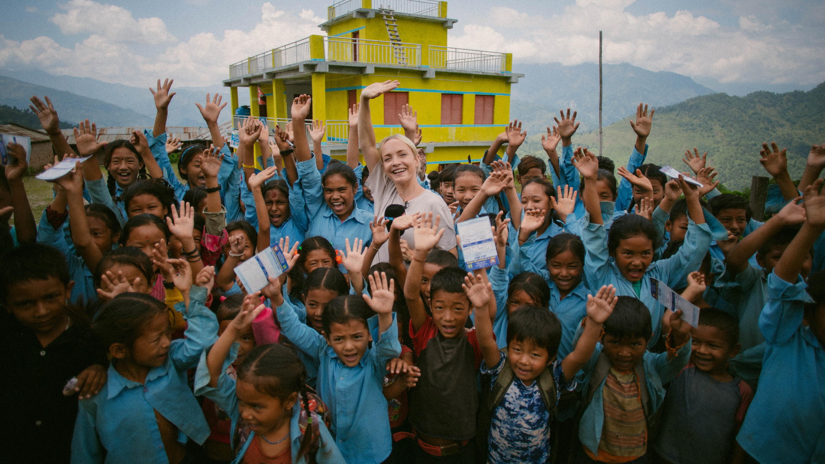 Janin Ullmann und Schulkinder in Nepal