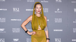  Kate Moss arrives on the red carpet for the WSJ. Magazine 2022 Innovator Awards at the Museum of Modern Art in New York, NY, on Wednesday, November 2, 2022. 1 NYP20221102501 GabrielexHoltermann