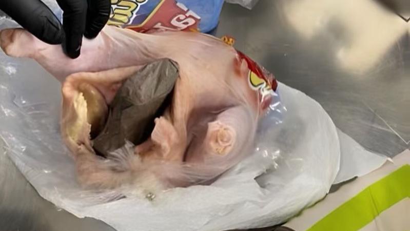 Ein Mann hat in den USA versucht, eine Waffe in einem rohen Huhn durch die Flughafensicherheit zu schmuggeln.