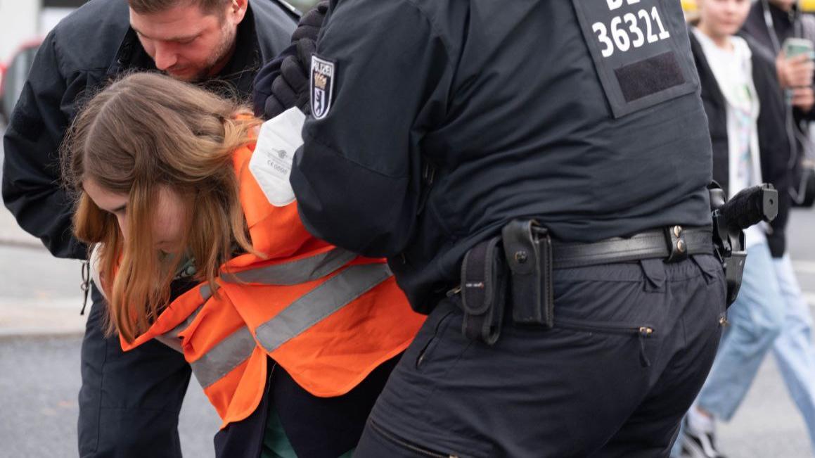 Klima-Aktivistin Maria Braun wird festgenommen. Bis zum 14.11. wird sie noch in Präventivhaft sitzen.