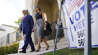 Donald Trump, ehemaliger Präsident der USA, und Melania Trump, ehemalige First Lady der USA, kommen am Wahltag nach der Stimmabgabe aus dem "Morton and Barbara Mandel Recreation Center".
