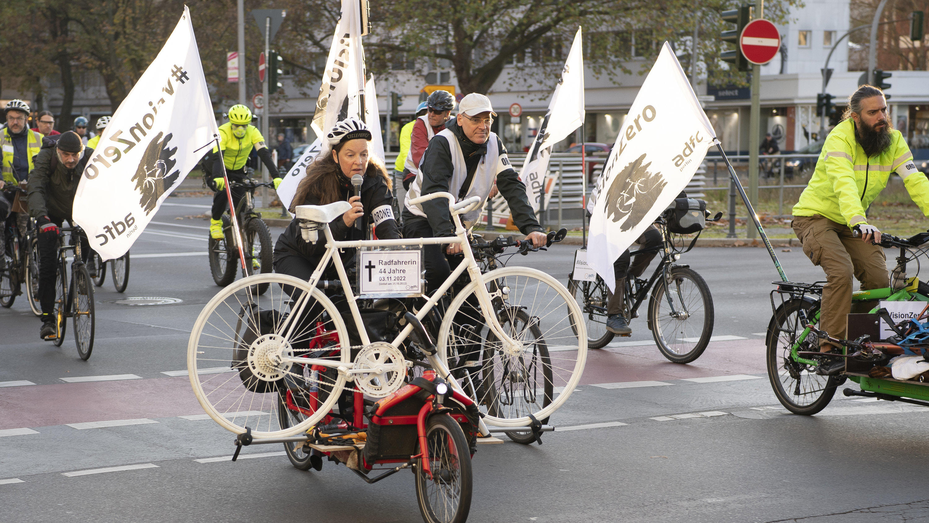 Tote Radfahrerin: Berliner Feuerwehr Legt Minuten-Protokoll Zum ...