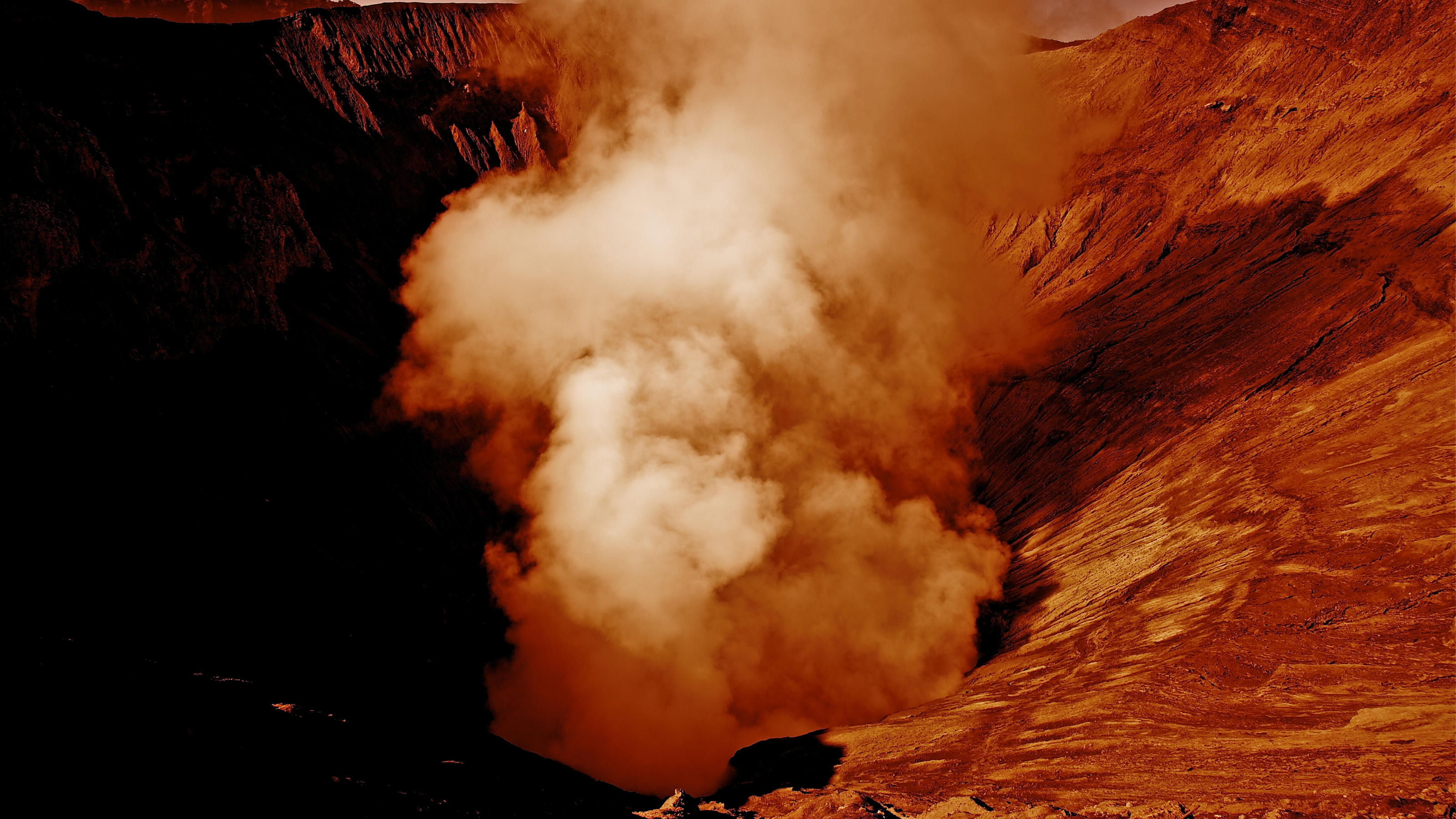 Vulkan auf dem Mars spuckt Aschewolke aus