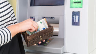 Eine Frau hebt am 04.04.2019 an einem Geldautomaten in Flensburg Geld ab (gestellte Szene). Foto: Benjamin Nolte