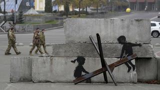 Photo taken on Nov. 6, 2022, in Ukraine's capital Kyiv, shows graffiti resembling British street artist Banksy's work, although not verified, that has appeared near Independence Square. When viewed from a particular angle, with a cleverly positioned prop, the art drawn on concrete barricades looks like two children playing on a seesaw. (Kyodo)==Kyodo / action press