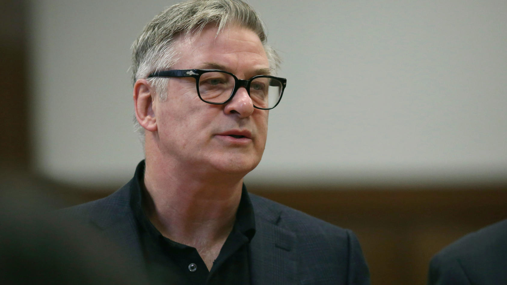ARCHIV - 23.01.2019, USA, New York: US-Schauspieler Alec Baldwin steht während eines Gerichtstermins in einem Gerichtssaal in New York. (zu dpa «Todesschuss bei Western-Dreh: Alec Baldwin verklagt Filmcrew») Foto: Alec Tabak/Pool The Daily News/AP/dp