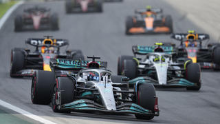 13.11.2022, Brasilien, Sao Paulo: Motorsport: Formel-1-Weltmeisterschaft, Grand Prix von Brasilien, Rennen: George Russell (vorne) aus Großbritannien vom Team Mercedes steuert sein Auto auf der Rennstrecke. Foto: Marcelo Chello/AP/dpa +++ dpa-Bildfunk +++