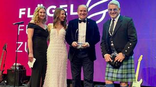 Wolfram Kons, John McGurk und Teilnehmerinnen der Childrens Charity Gala