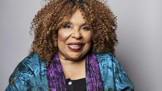 ARCHIV - 25.05.2018, USA, New York: Sängerin Roberta Flack posiert für ein Porträt. Die mit dem Lied «Killing Me Softly with His Song» weltweit berühmt gewordene US-Sängerin Roberta Flack (85) kann wegen einer ALS-Erkrankung nicht mehr singen. Foto: Matt Licari/Invision/AP/dpa +++ dpa-Bildfunk +++